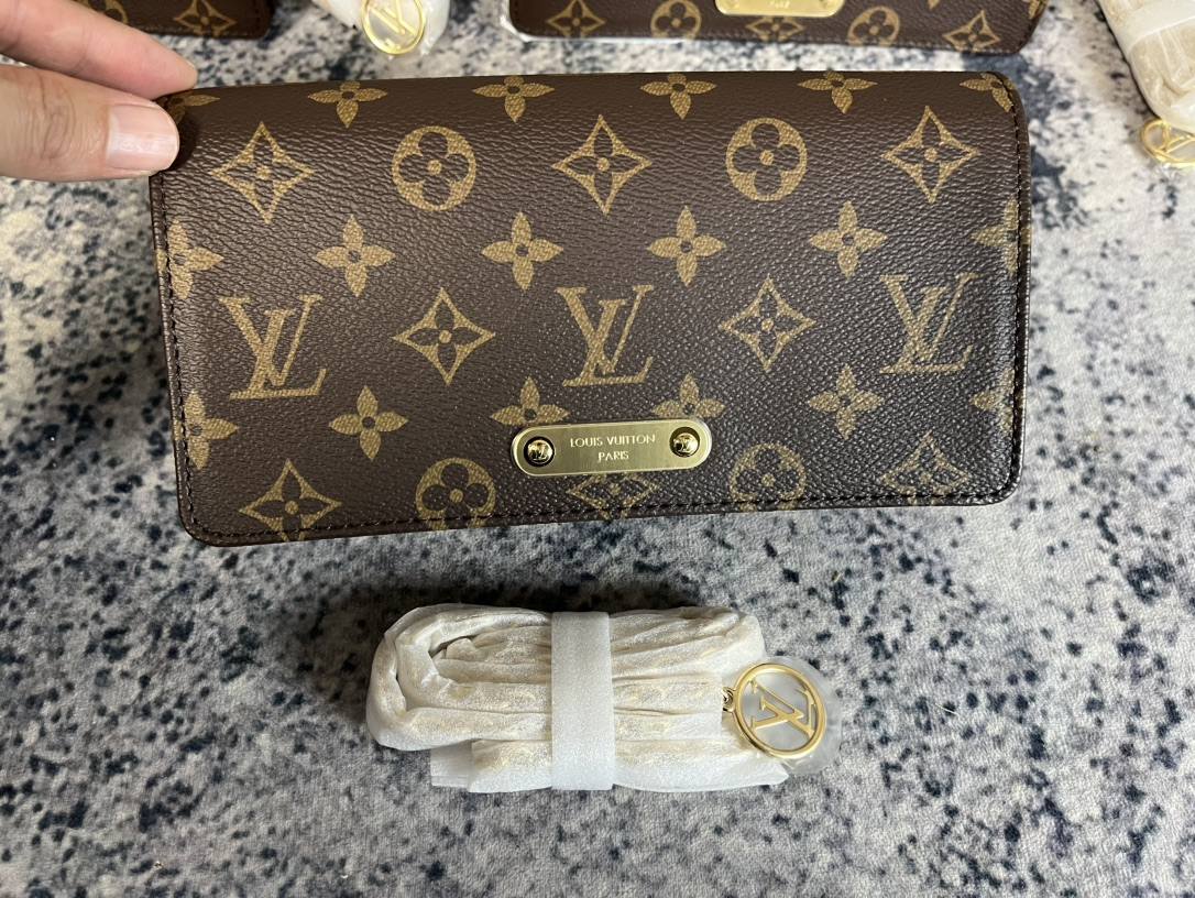 Ellebag’s 1:1 Replica of Louis Vuitton M82509 Wallet On Chain Lily: Craftsmanship and Timeless Elegance(2024 Dec Updated)-ʻOi aku ka maikaʻi o ka ʻeke Louis Vuitton ʻeke hoʻopunipuni ma ka hale kūʻai pūnaewele, ʻeke hoʻolālā kope ru