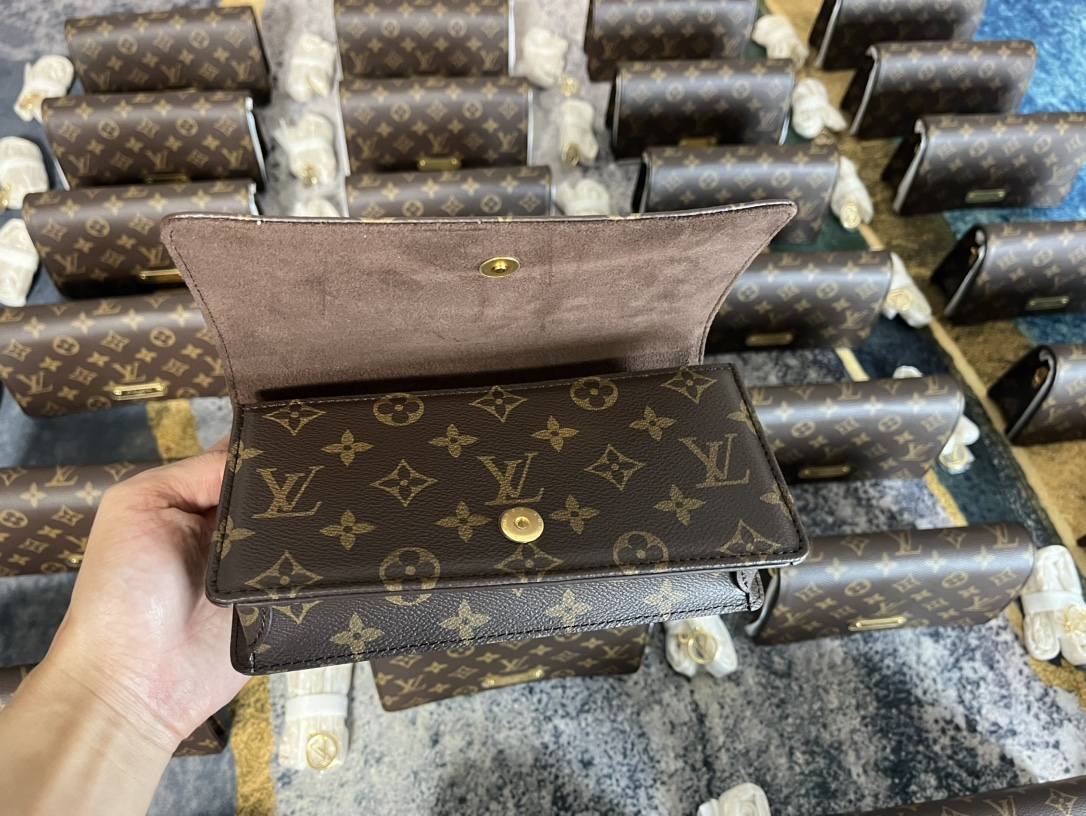 Ellebag’s 1:1 Replica of Louis Vuitton M82509 Wallet On Chain Lily: Craftsmanship and Timeless Elegance(2024 Dec Updated)-ʻOi aku ka maikaʻi o ka ʻeke Louis Vuitton ʻeke hoʻopunipuni ma ka hale kūʻai pūnaewele, ʻeke hoʻolālā kope ru