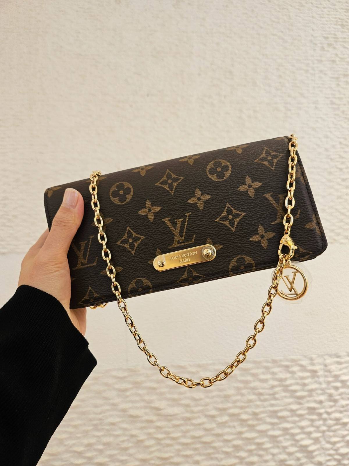 Ellebag’s 1:1 Replica of Louis Vuitton M82509 Wallet On Chain Lily: Craftsmanship and Timeless Elegance(2024 Dec Updated)-ʻOi aku ka maikaʻi o ka ʻeke Louis Vuitton ʻeke hoʻopunipuni ma ka hale kūʻai pūnaewele, ʻeke hoʻolālā kope ru