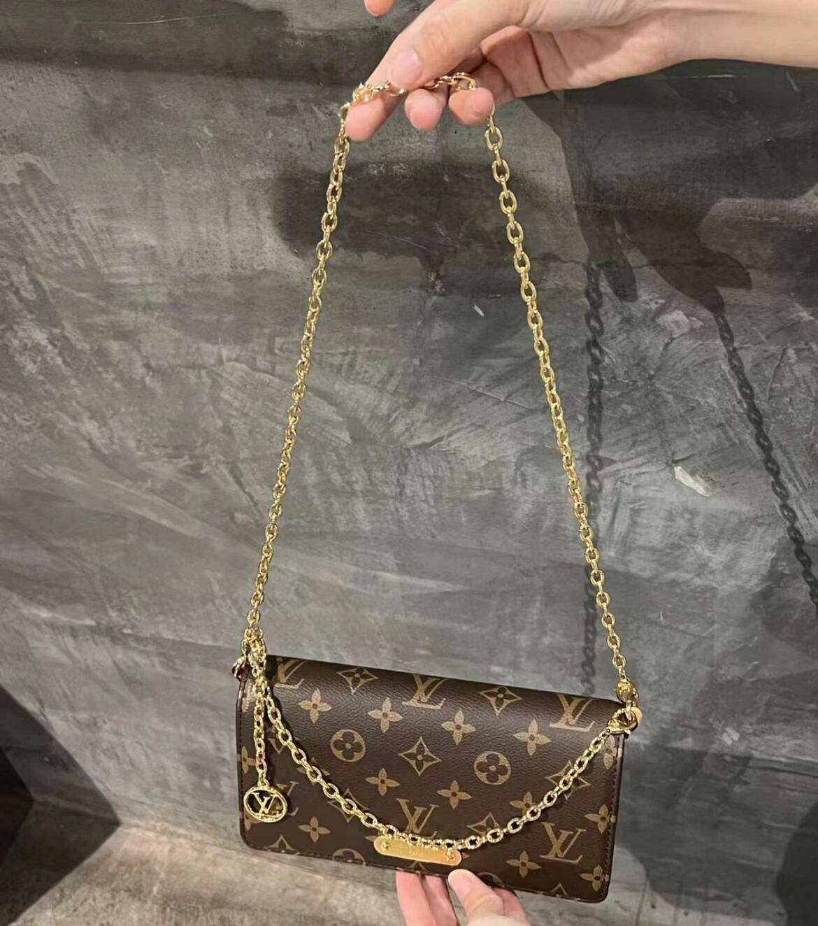 Ellebag’s 1:1 Replica of Louis Vuitton M82509 Wallet On Chain Lily: Craftsmanship and Timeless Elegance(2024 Dec Updated)-ʻOi aku ka maikaʻi o ka ʻeke Louis Vuitton ʻeke hoʻopunipuni ma ka hale kūʻai pūnaewele, ʻeke hoʻolālā kope ru