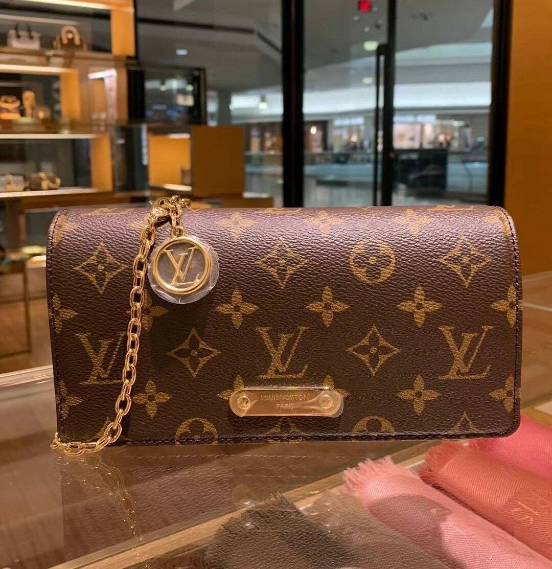 Ellebag’s 1:1 Replica of Louis Vuitton M82509 Wallet On Chain Lily: Craftsmanship and Timeless Elegance(2024 Dec Updated)-ʻOi aku ka maikaʻi o ka ʻeke Louis Vuitton ʻeke hoʻopunipuni ma ka hale kūʻai pūnaewele, ʻeke hoʻolālā kope ru