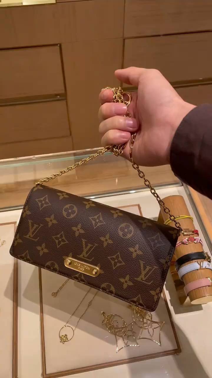 Ellebag’s 1:1 Replica of Louis Vuitton M82509 Wallet On Chain Lily: Craftsmanship and Timeless Elegance(2024 Dec Updated)-ʻOi aku ka maikaʻi o ka ʻeke Louis Vuitton ʻeke hoʻopunipuni ma ka hale kūʻai pūnaewele, ʻeke hoʻolālā kope ru