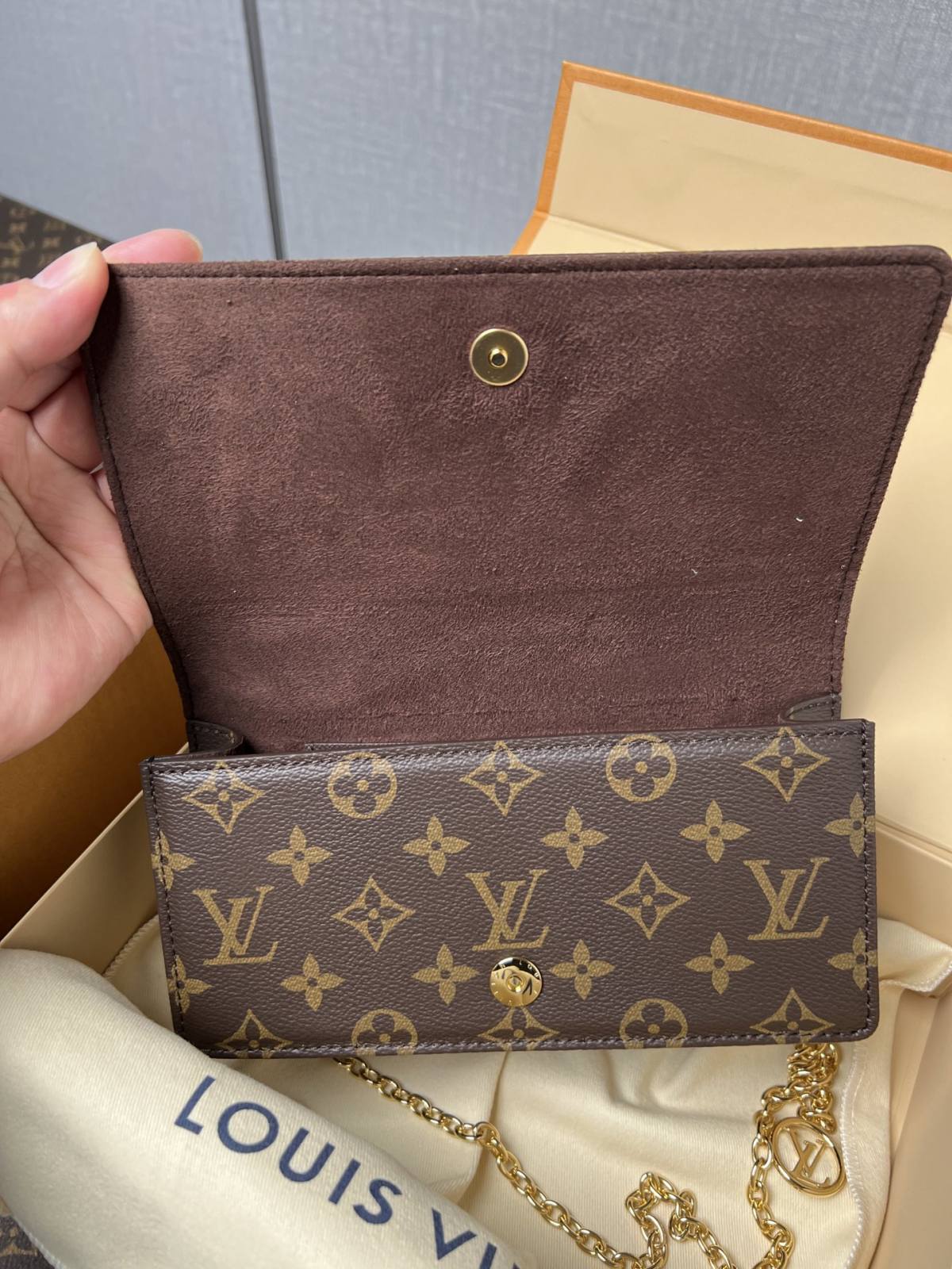 Ellebag’s 1:1 Replica of Louis Vuitton M82509 Wallet On Chain Lily: Craftsmanship and Timeless Elegance(2024 Dec Updated)-ʻOi aku ka maikaʻi o ka ʻeke Louis Vuitton ʻeke hoʻopunipuni ma ka hale kūʻai pūnaewele, ʻeke hoʻolālā kope ru