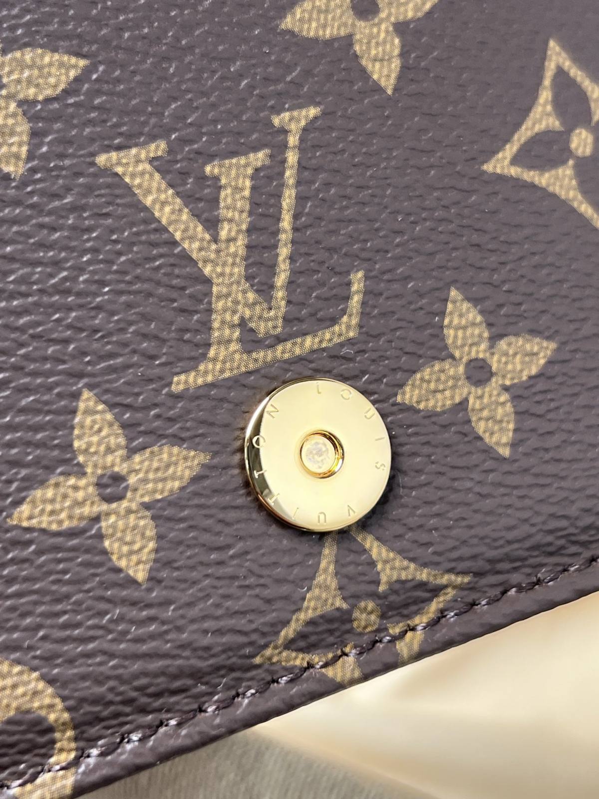 Ellebag’s 1:1 Replica of Louis Vuitton M82509 Wallet On Chain Lily: Craftsmanship and Timeless Elegance(2024 Dec Updated)-ʻOi aku ka maikaʻi o ka ʻeke Louis Vuitton ʻeke hoʻopunipuni ma ka hale kūʻai pūnaewele, ʻeke hoʻolālā kope ru