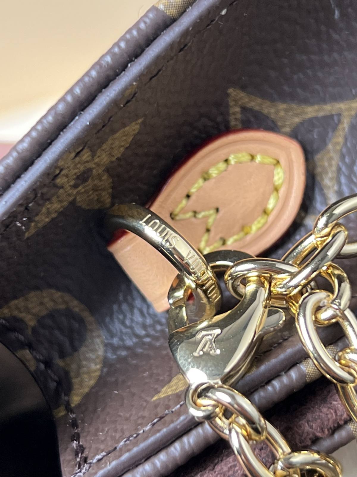 Ellebag’s 1:1 Replica of Louis Vuitton M82509 Wallet On Chain Lily: Craftsmanship and Timeless Elegance(2024 Dec Updated)-ʻOi aku ka maikaʻi o ka ʻeke Louis Vuitton ʻeke hoʻopunipuni ma ka hale kūʻai pūnaewele, ʻeke hoʻolālā kope ru