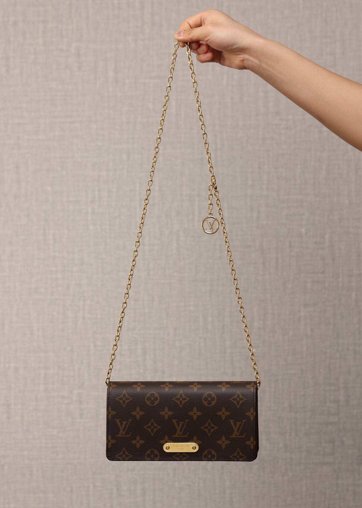 Ellebag’s 1:1 Replica of Louis Vuitton M82509 Wallet On Chain Lily: Craftsmanship and Timeless Elegance(2024 Dec Updated)-ʻOi aku ka maikaʻi o ka ʻeke Louis Vuitton ʻeke hoʻopunipuni ma ka hale kūʻai pūnaewele, ʻeke hoʻolālā kope ru