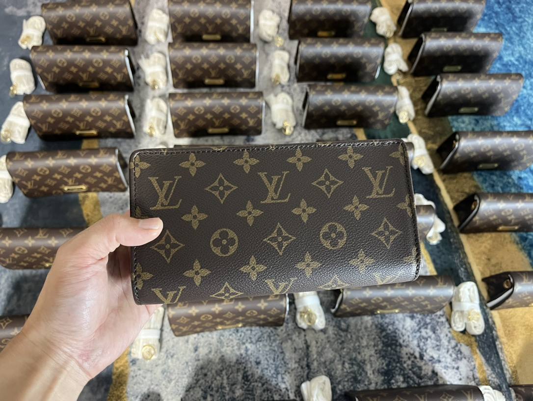 Ellebag’s 1:1 Replica of Louis Vuitton M82509 Wallet On Chain Lily: Craftsmanship and Timeless Elegance(2024 Dec Updated)-ʻOi aku ka maikaʻi o ka ʻeke Louis Vuitton ʻeke hoʻopunipuni ma ka hale kūʻai pūnaewele, ʻeke hoʻolālā kope ru