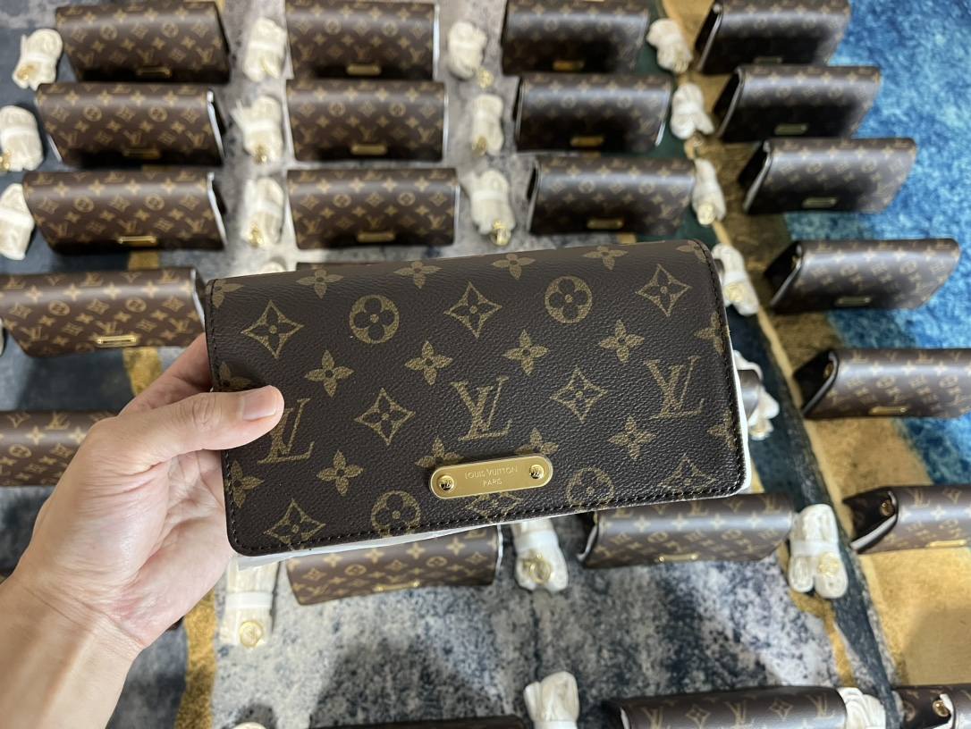 Ellebag’s 1:1 Replica of Louis Vuitton M82509 Wallet On Chain Lily: Craftsmanship and Timeless Elegance(2024 Dec Updated)-ʻOi aku ka maikaʻi o ka ʻeke Louis Vuitton ʻeke hoʻopunipuni ma ka hale kūʻai pūnaewele, ʻeke hoʻolālā kope ru