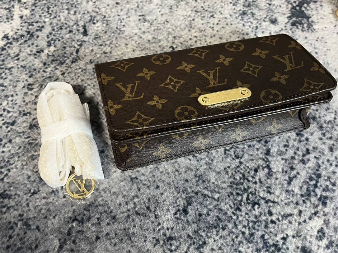 Ellebag’s 1:1 Replica of Louis Vuitton M82509 Wallet On Chain Lily: Craftsmanship and Timeless Elegance(2024 Dec Updated)-ʻOi aku ka maikaʻi o ka ʻeke Louis Vuitton ʻeke hoʻopunipuni ma ka hale kūʻai pūnaewele, ʻeke hoʻolālā kope ru