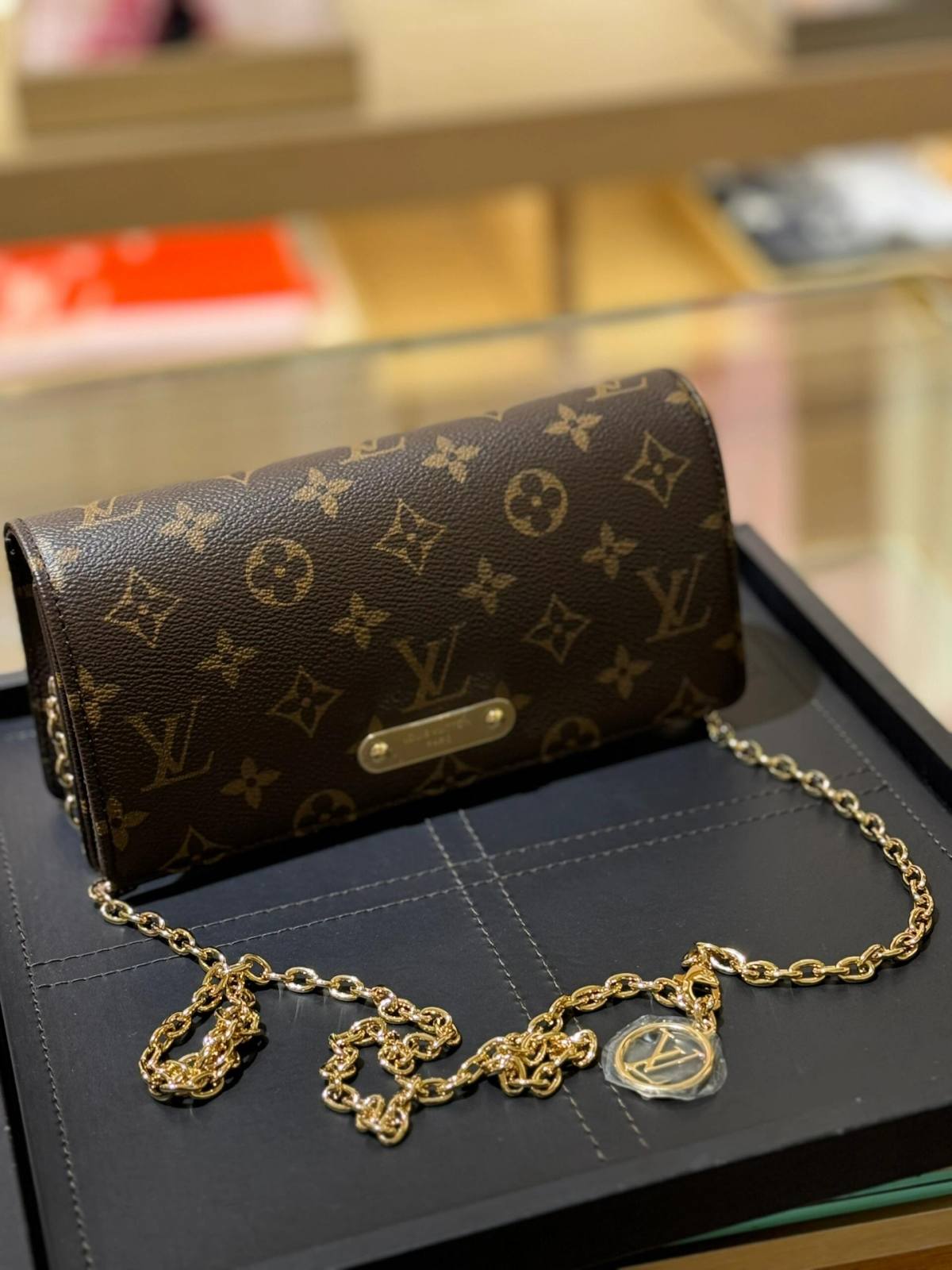 Ellebag’s 1:1 Replica of Louis Vuitton M82509 Wallet On Chain Lily: Craftsmanship and Timeless Elegance(2024 Dec Updated)-ʻOi aku ka maikaʻi o ka ʻeke Louis Vuitton ʻeke hoʻopunipuni ma ka hale kūʻai pūnaewele, ʻeke hoʻolālā kope ru