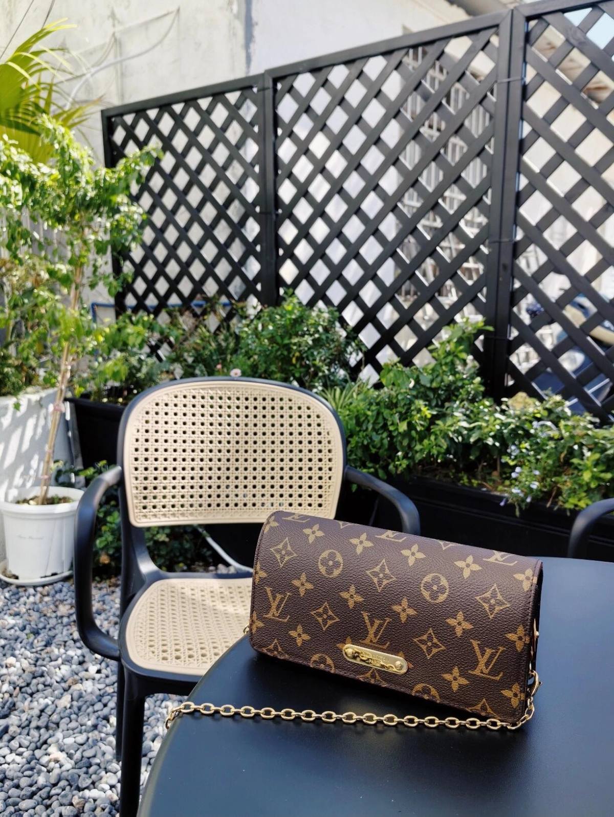 Ellebag’s 1:1 Replica of Louis Vuitton M82509 Wallet On Chain Lily: Craftsmanship and Timeless Elegance(2024 Dec Updated)-ʻOi aku ka maikaʻi o ka ʻeke Louis Vuitton ʻeke hoʻopunipuni ma ka hale kūʻai pūnaewele, ʻeke hoʻolālā kope ru