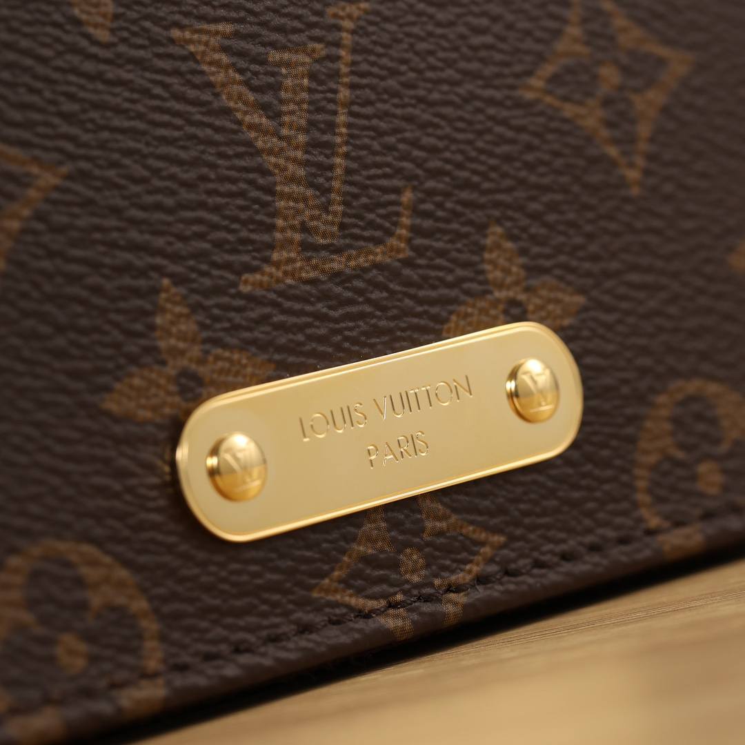 Ellebag’s 1:1 Replica of Louis Vuitton M82509 Wallet On Chain Lily: Craftsmanship and Timeless Elegance(2024 Dec Updated)-ʻOi aku ka maikaʻi o ka ʻeke Louis Vuitton ʻeke hoʻopunipuni ma ka hale kūʻai pūnaewele, ʻeke hoʻolālā kope ru