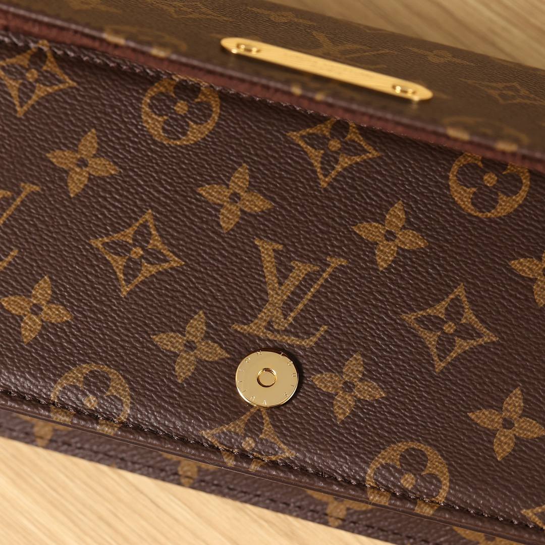 Ellebag’s 1:1 Replica of Louis Vuitton M82509 Wallet On Chain Lily: Craftsmanship and Timeless Elegance(2024 Dec Updated)-ʻOi aku ka maikaʻi o ka ʻeke Louis Vuitton ʻeke hoʻopunipuni ma ka hale kūʻai pūnaewele, ʻeke hoʻolālā kope ru