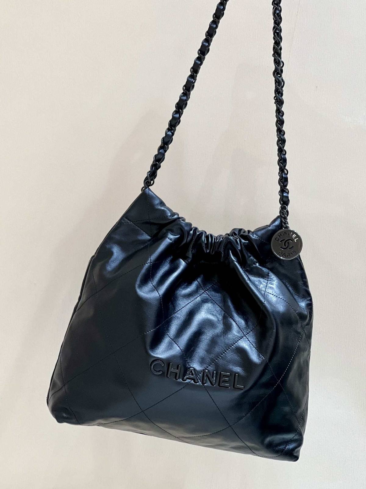 Ellebag’s Exquisite Replica: The All-Black Chanel 22 Handbag AS3260(2024 Dec Updated)-Best Quality Fake Louis Vuitton Bag Online Store, Replica designer bag ru