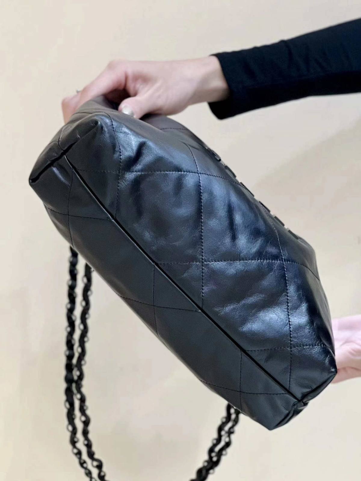 Ellebag’s Exquisite Replica: The All-Black Chanel 22 Handbag AS3260(2024 Dec Updated)-Best Quality Fake Louis Vuitton Bag Online Store, Replica designer bag ru