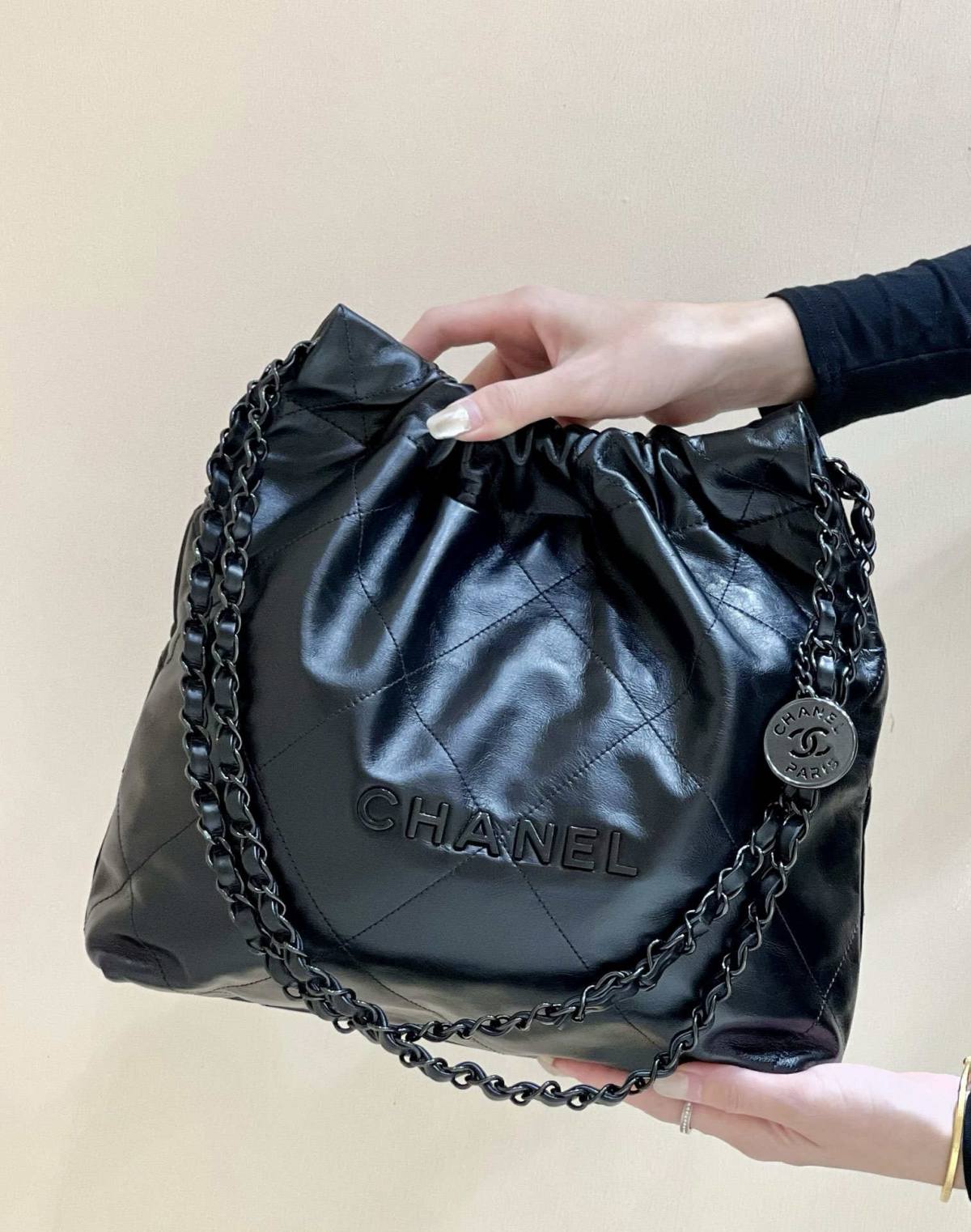 Ellebag’s Exquisite Replica: The All-Black Chanel 22 Handbag AS3260(2024 Dec Updated)-Best Quality Fake Louis Vuitton Bag Online Store, Replica designer bag ru