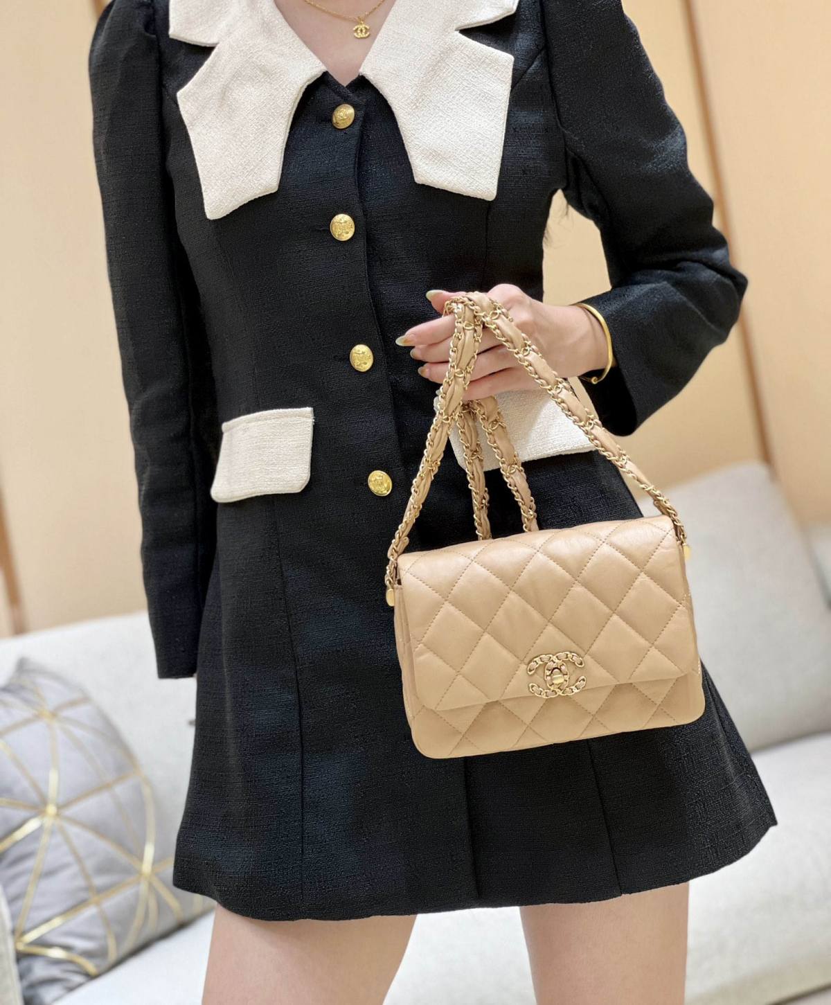 Ellebag’s Exquisite Replica: The Beige Lambskin Chanel Bag with Wide Shoulder Strap and Gold Hardware(2024 Dec Updated)-Best Quality Fake Louis Vuitton Bag Online Store, Replica designer bag ru