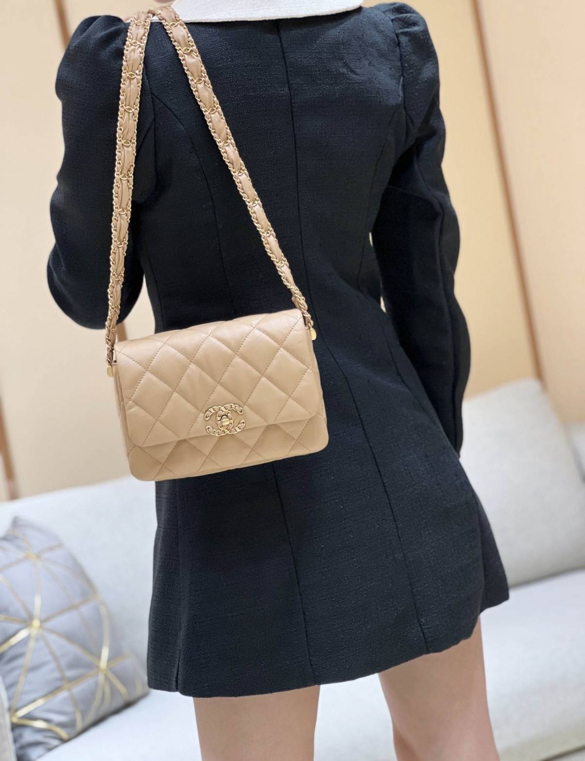 Ellebag’s Exquisite Replica: The Beige Lambskin Chanel Bag with Wide Shoulder Strap and Gold Hardware(2024 Dec Updated)-Best Quality Fake Louis Vuitton Bag Online Store, Replica designer bag ru