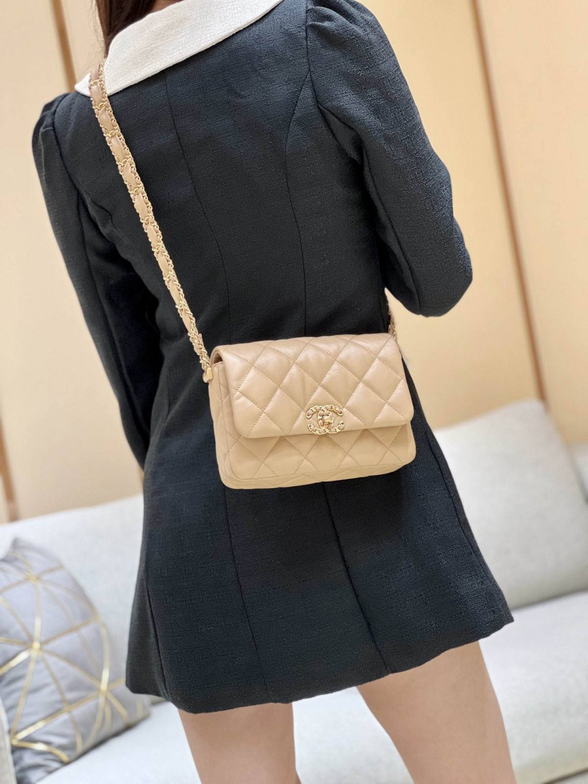 Ellebag’s Exquisite Replica: The Beige Lambskin Chanel Bag with Wide Shoulder Strap and Gold Hardware(2024 Dec Updated)-Best Quality Fake Louis Vuitton Bag Online Store, Replica designer bag ru