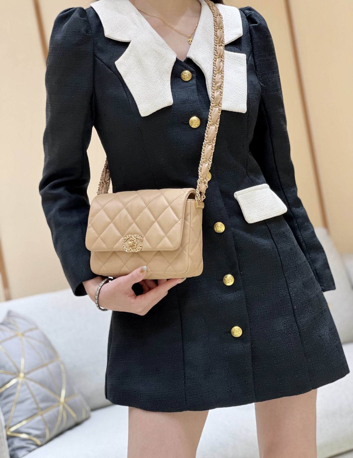 Ellebag’s Exquisite Replica: The Beige Lambskin Chanel Bag with Wide Shoulder Strap and Gold Hardware(2024 Dec Updated)-Best Quality Fake Louis Vuitton Bag Online Store, Replica designer bag ru