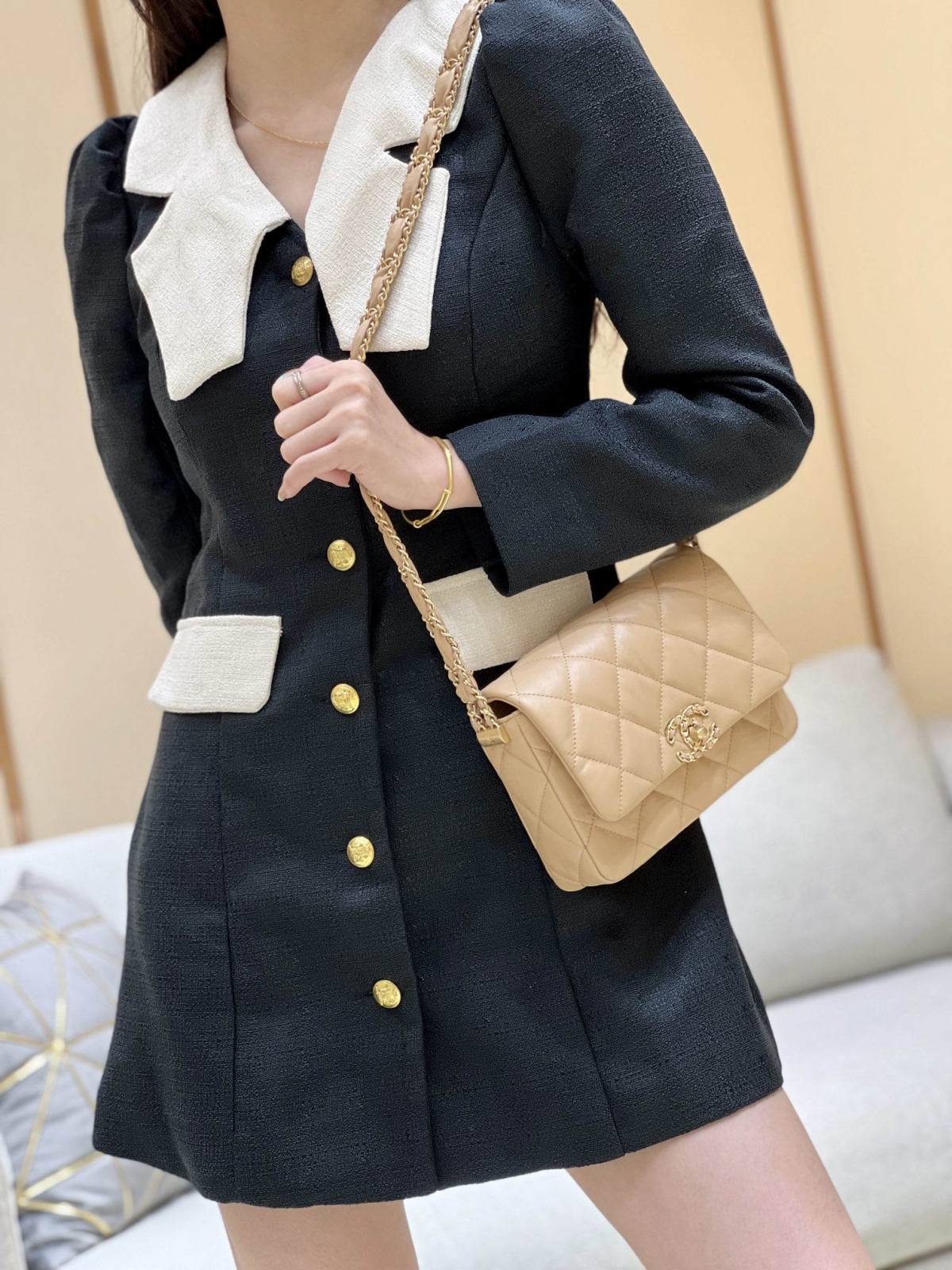 Ellebag’s Exquisite Replica: The Beige Lambskin Chanel Bag with Wide Shoulder Strap and Gold Hardware(2024 Dec Updated)-Best Quality Fake Louis Vuitton Bag Online Store, Replica designer bag ru