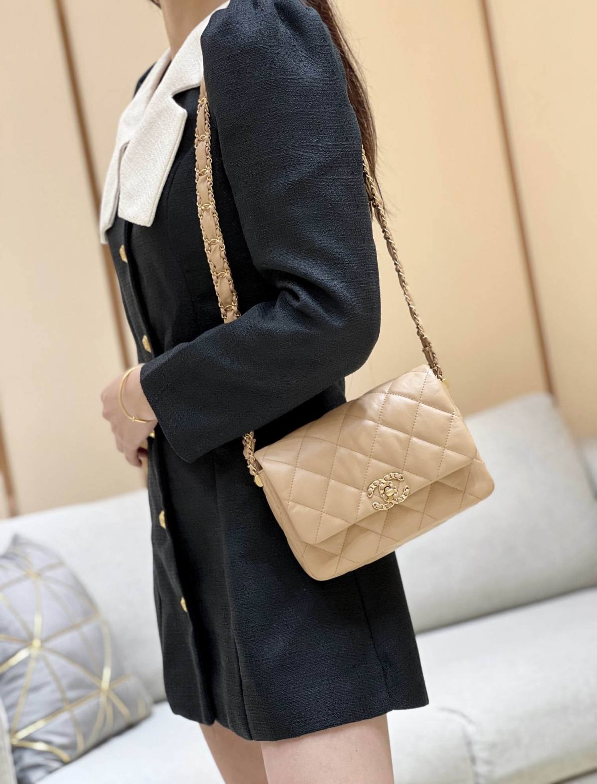 Ellebag’s Exquisite Replica: The Beige Lambskin Chanel Bag with Wide Shoulder Strap and Gold Hardware(2024 Dec Updated)-Best Quality Fake Louis Vuitton Bag Online Store, Replica designer bag ru