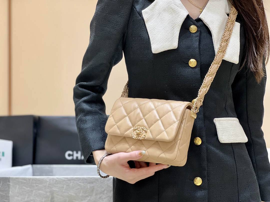 Ellebag’s Exquisite Replica: The Beige Lambskin Chanel Bag with Wide Shoulder Strap and Gold Hardware(2024 Dec Updated)-Best Quality Fake Louis Vuitton Bag Online Store, Replica designer bag ru