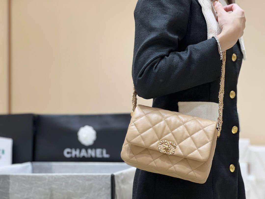 Ellebag’s Exquisite Replica: The Beige Lambskin Chanel Bag with Wide Shoulder Strap and Gold Hardware(2024 Dec Updated)-Best Quality Fake Louis Vuitton Bag Online Store, Replica designer bag ru