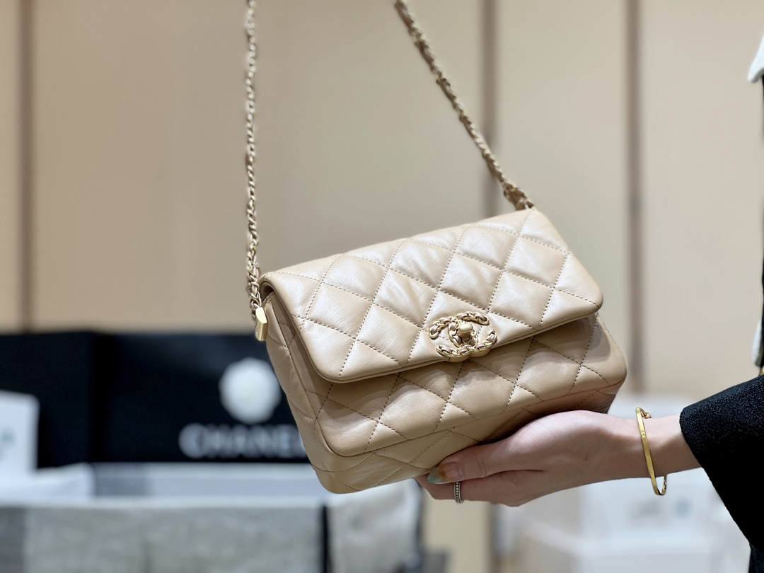 Ellebag’s Exquisite Replica: The Beige Lambskin Chanel Bag with Wide Shoulder Strap and Gold Hardware(2024 Dec Updated)-Best Quality Fake Louis Vuitton Bag Online Store, Replica designer bag ru