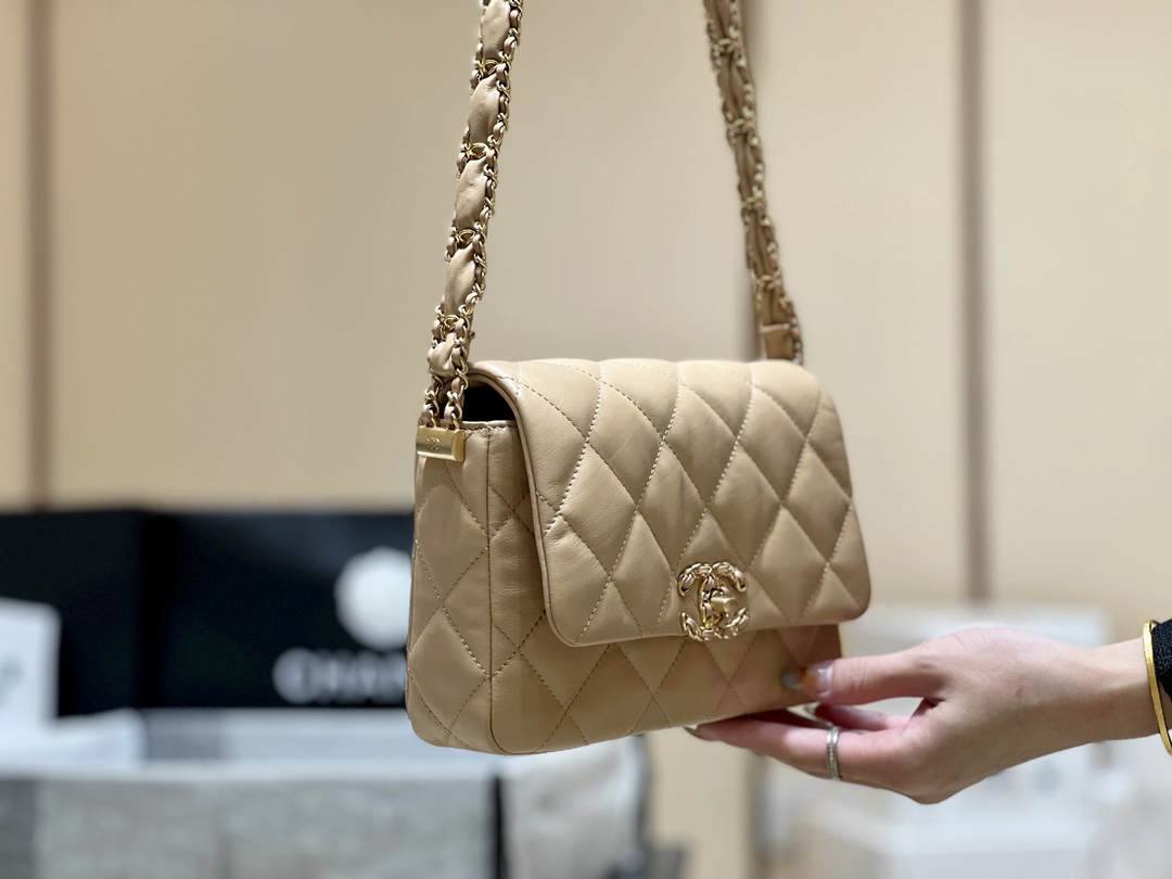 Ellebag’s Exquisite Replica: The Beige Lambskin Chanel Bag with Wide Shoulder Strap and Gold Hardware(2024 Dec Updated)-Best Quality Fake Louis Vuitton Bag Online Store, Replica designer bag ru