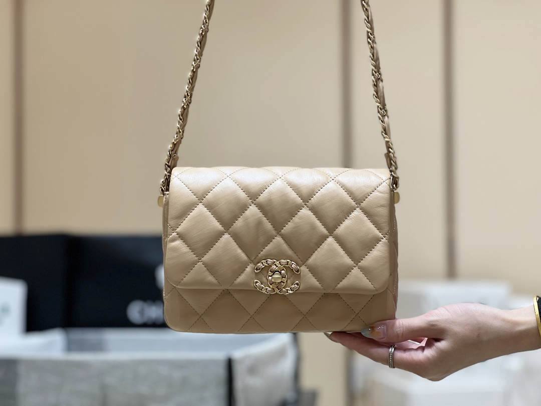 Ellebag’s Exquisite Replica: The Beige Lambskin Chanel Bag with Wide Shoulder Strap and Gold Hardware(2024 Dec Updated)-Best Quality Fake Louis Vuitton Bag Online Store, Replica designer bag ru