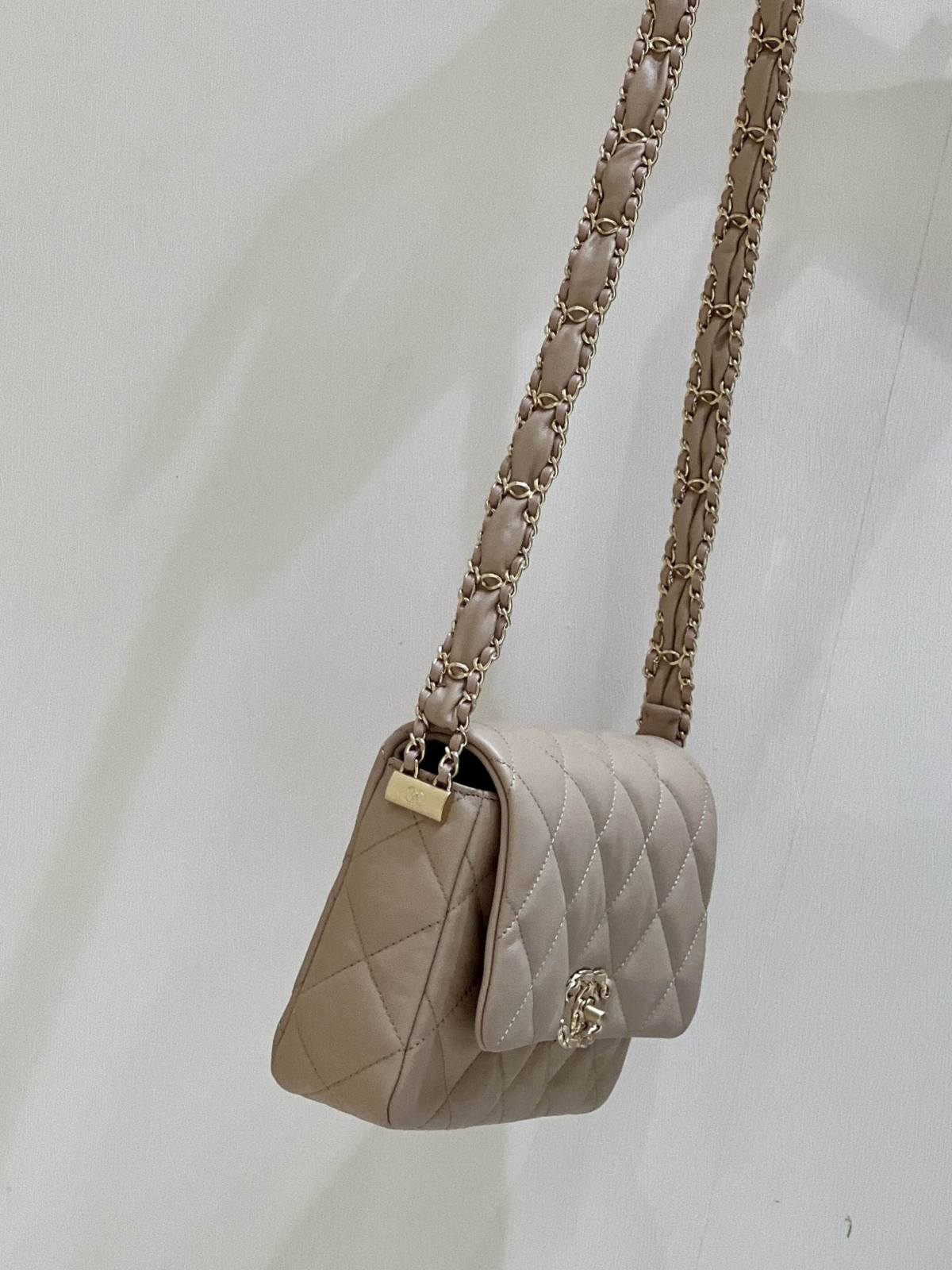 Ellebag’s Exquisite Replica: The Beige Lambskin Chanel Bag with Wide Shoulder Strap and Gold Hardware(2024 Dec Updated)-Best Quality Fake Louis Vuitton Bag Online Store, Replica designer bag ru