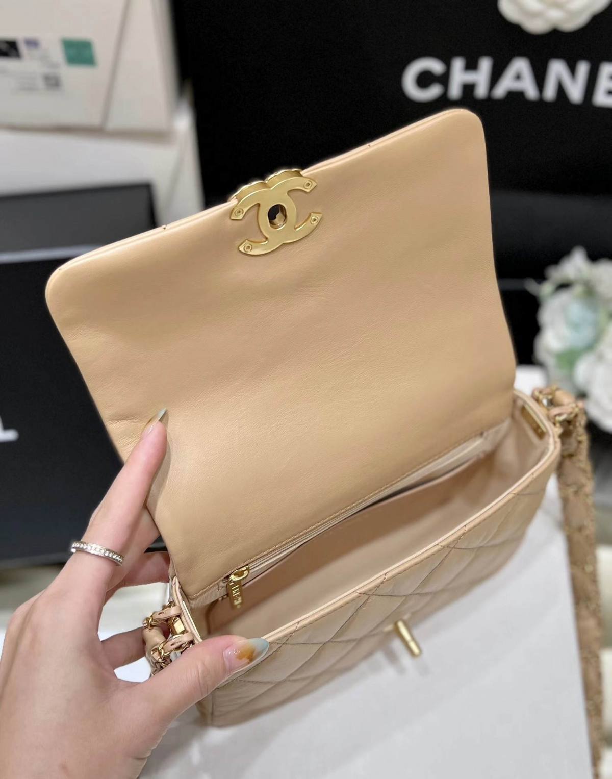 Ellebag’s Exquisite Replica: The Beige Lambskin Chanel Bag with Wide Shoulder Strap and Gold Hardware(2024 Dec Updated)-Best Quality Fake Louis Vuitton Bag Online Store, Replica designer bag ru