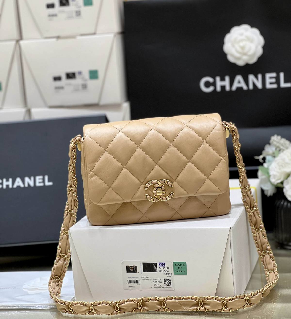 Ellebag’s Exquisite Replica: The Beige Lambskin Chanel Bag with Wide Shoulder Strap and Gold Hardware(2024 Dec Updated)-Best Quality Fake Louis Vuitton Bag Online Store, Replica designer bag ru