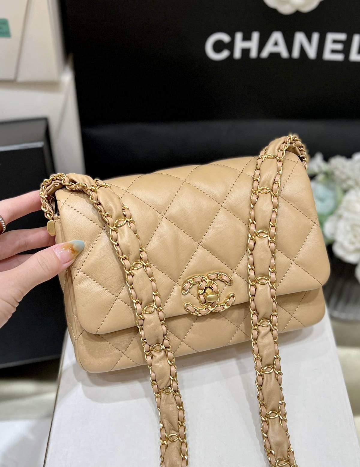 Ellebag’s Exquisite Replica: The Beige Lambskin Chanel Bag with Wide Shoulder Strap and Gold Hardware(2024 Dec Updated)-Best Quality Fake Louis Vuitton Bag Online Store, Replica designer bag ru