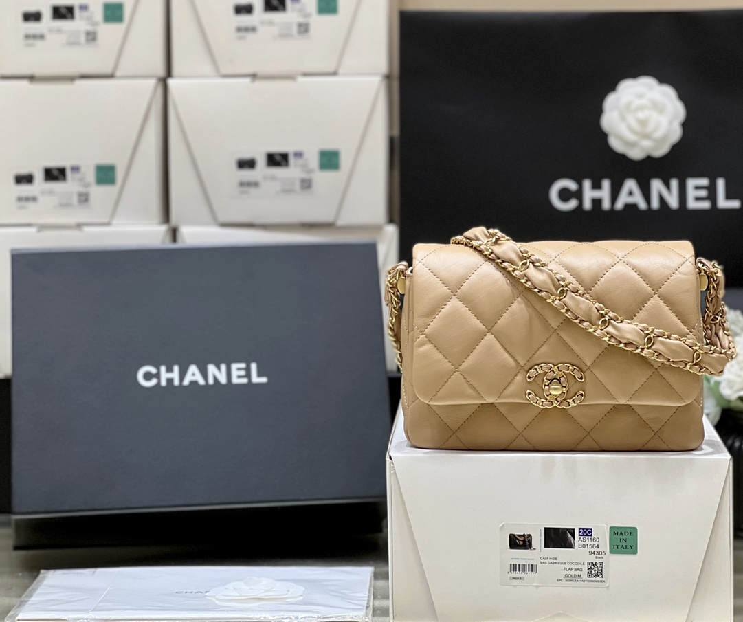 Ellebag’s Exquisite Replica: The Beige Lambskin Chanel Bag with Wide Shoulder Strap and Gold Hardware(2024 Dec Updated)-Best Quality Fake Louis Vuitton Bag Online Store, Replica designer bag ru