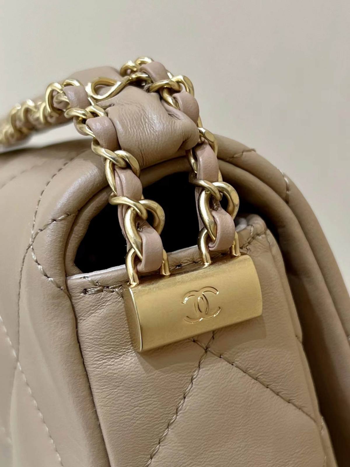 Ellebag’s Exquisite Replica: The Beige Lambskin Chanel Bag with Wide Shoulder Strap and Gold Hardware(2024 Dec Updated)-Best Quality Fake Louis Vuitton Bag Online Store, Replica designer bag ru