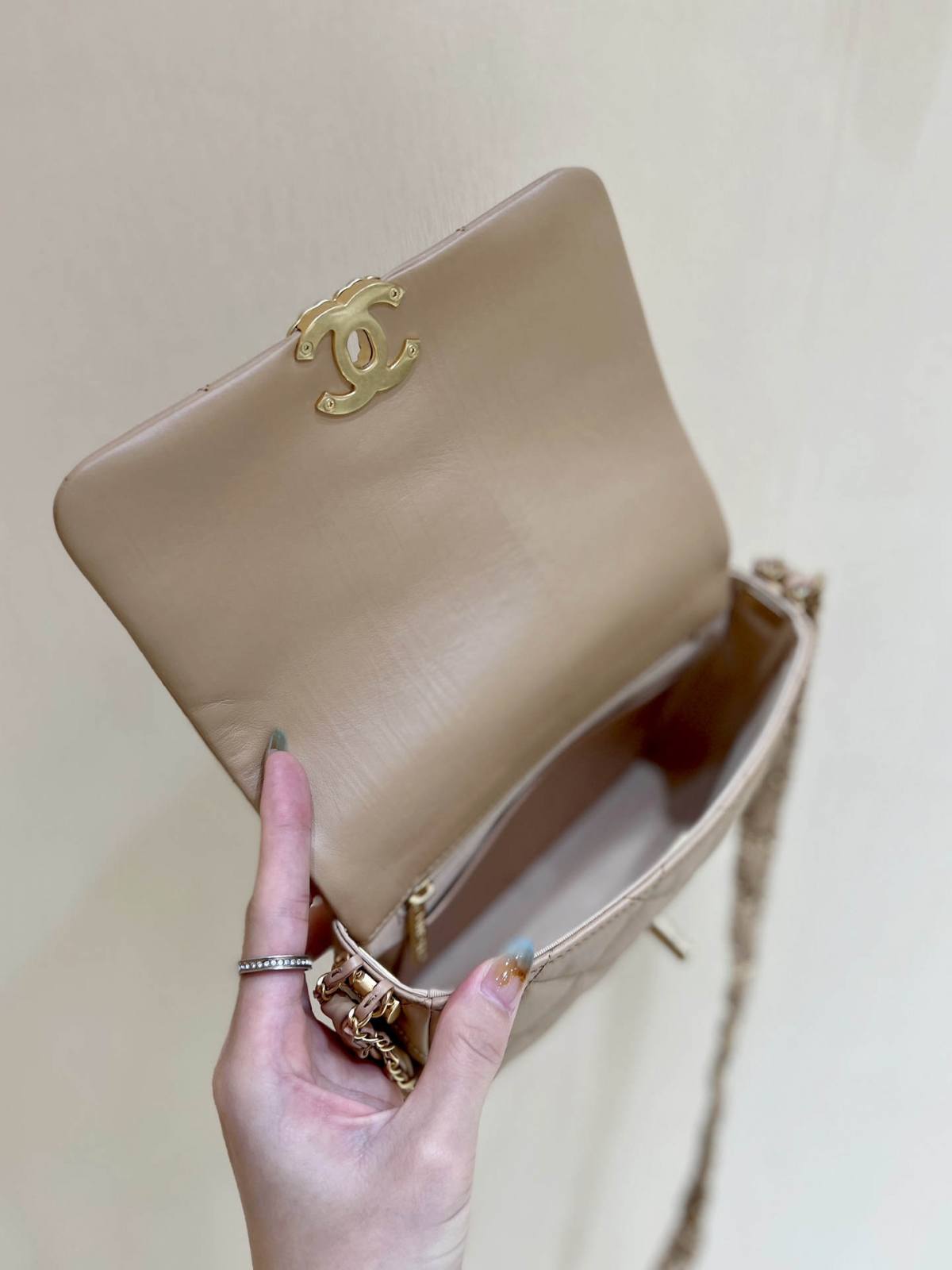 Ellebag’s Exquisite Replica: The Beige Lambskin Chanel Bag with Wide Shoulder Strap and Gold Hardware(2024 Dec Updated)-Best Quality Fake Louis Vuitton Bag Online Store, Replica designer bag ru