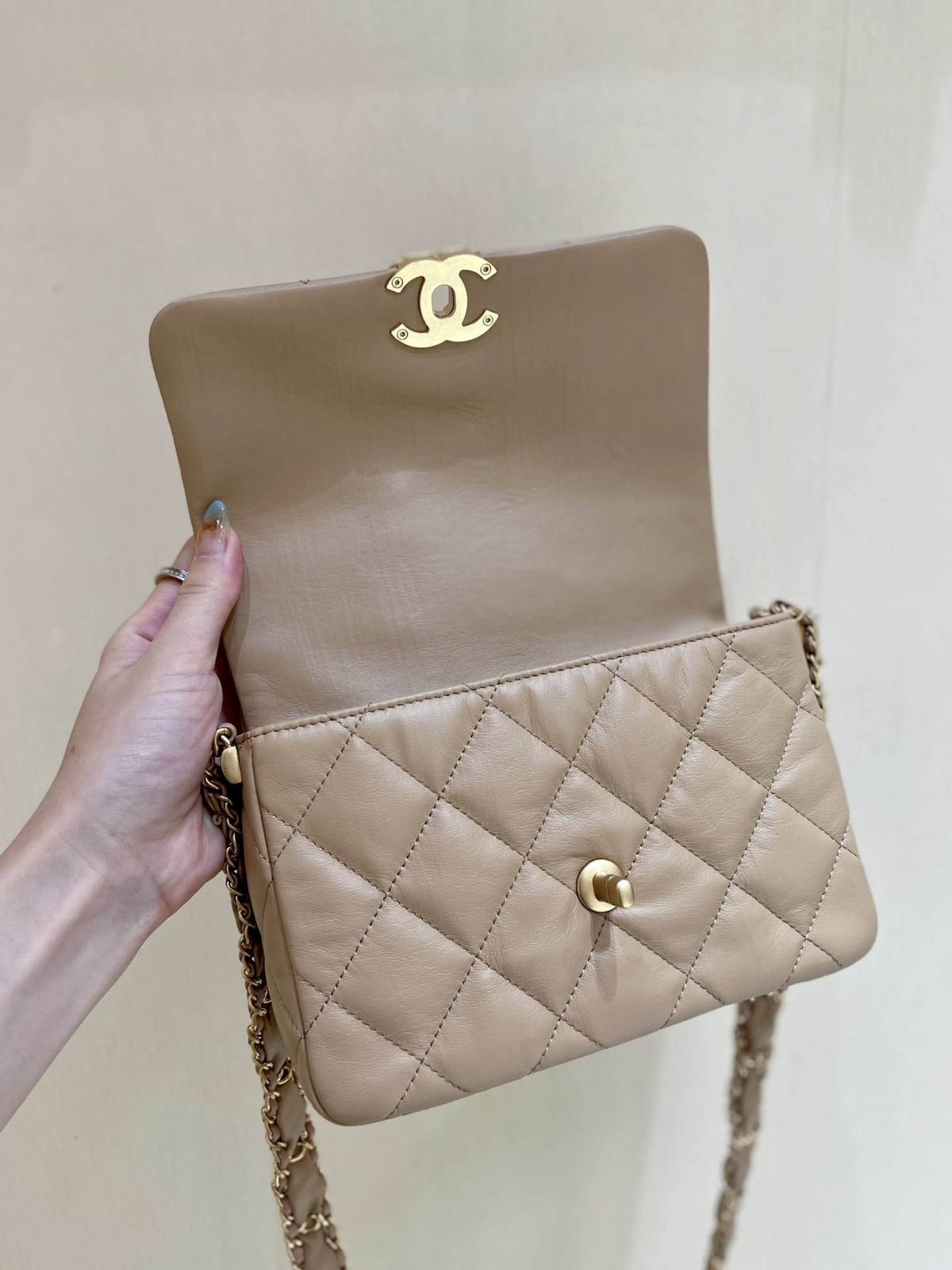 Ellebag’s Exquisite Replica: The Beige Lambskin Chanel Bag with Wide Shoulder Strap and Gold Hardware(2024 Dec Updated)-Best Quality Fake Louis Vuitton Bag Online Store, Replica designer bag ru