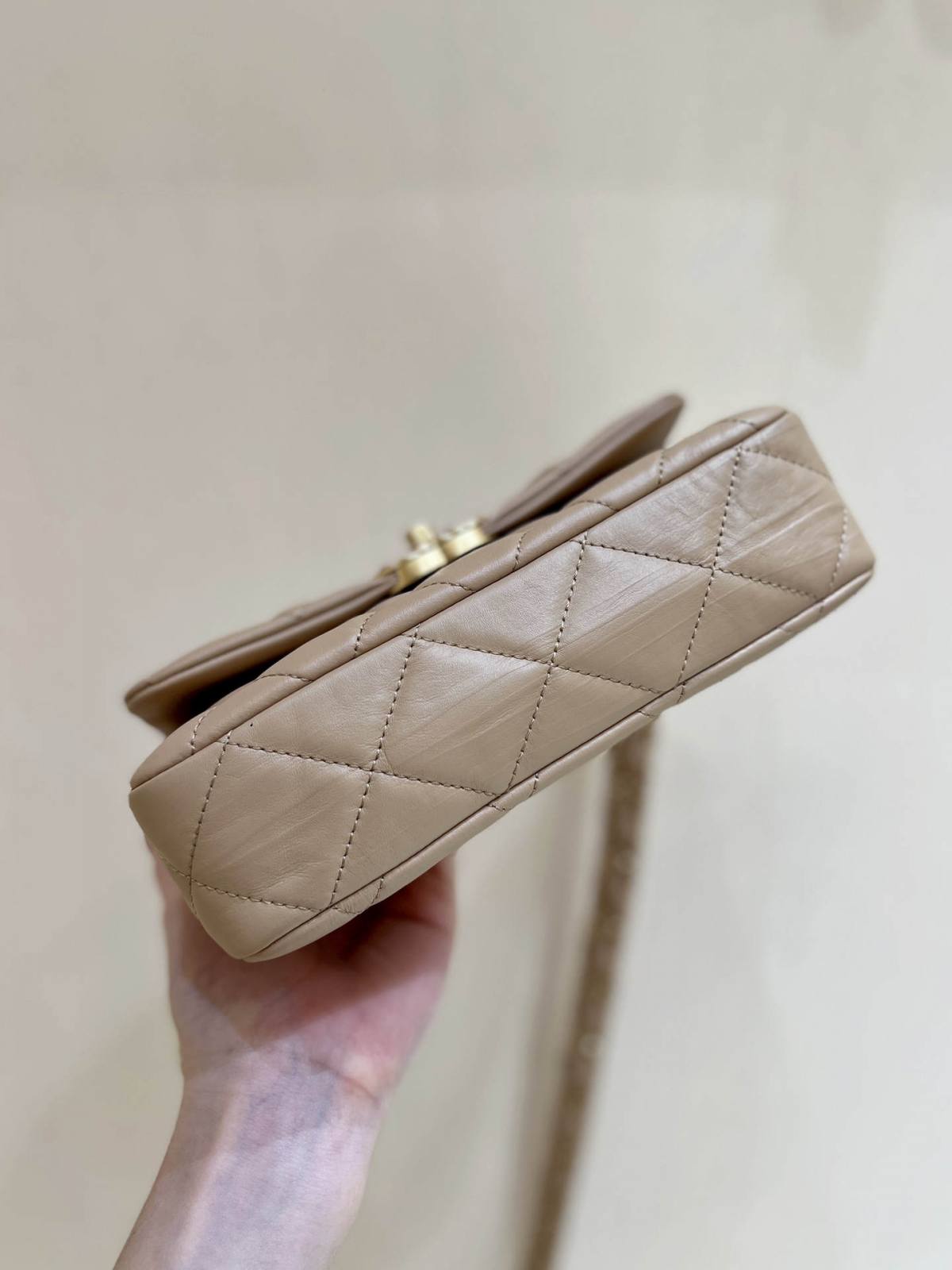 Ellebag’s Exquisite Replica: The Beige Lambskin Chanel Bag with Wide Shoulder Strap and Gold Hardware(2024 Dec Updated)-Best Quality Fake Louis Vuitton Bag Online Store, Replica designer bag ru