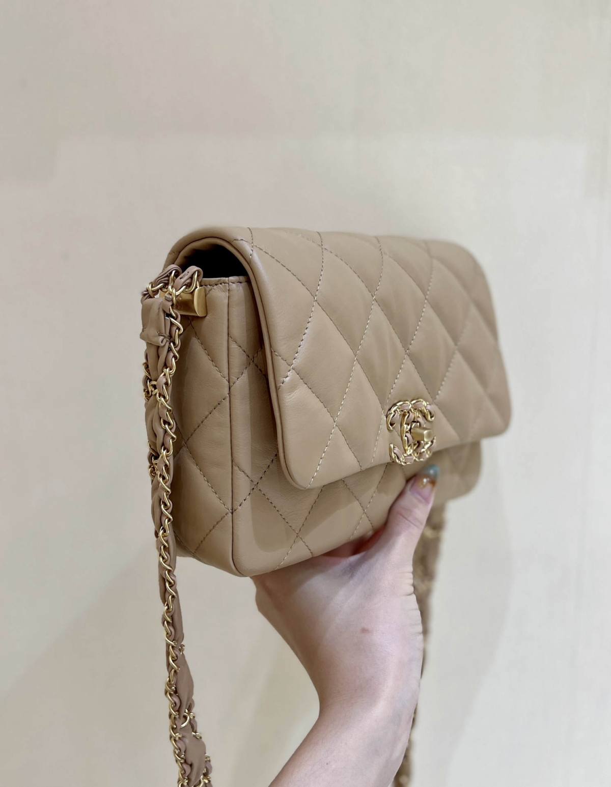 Ellebag’s Exquisite Replica: The Beige Lambskin Chanel Bag with Wide Shoulder Strap and Gold Hardware(2024 Dec Updated)-Best Quality Fake Louis Vuitton Bag Online Store, Replica designer bag ru