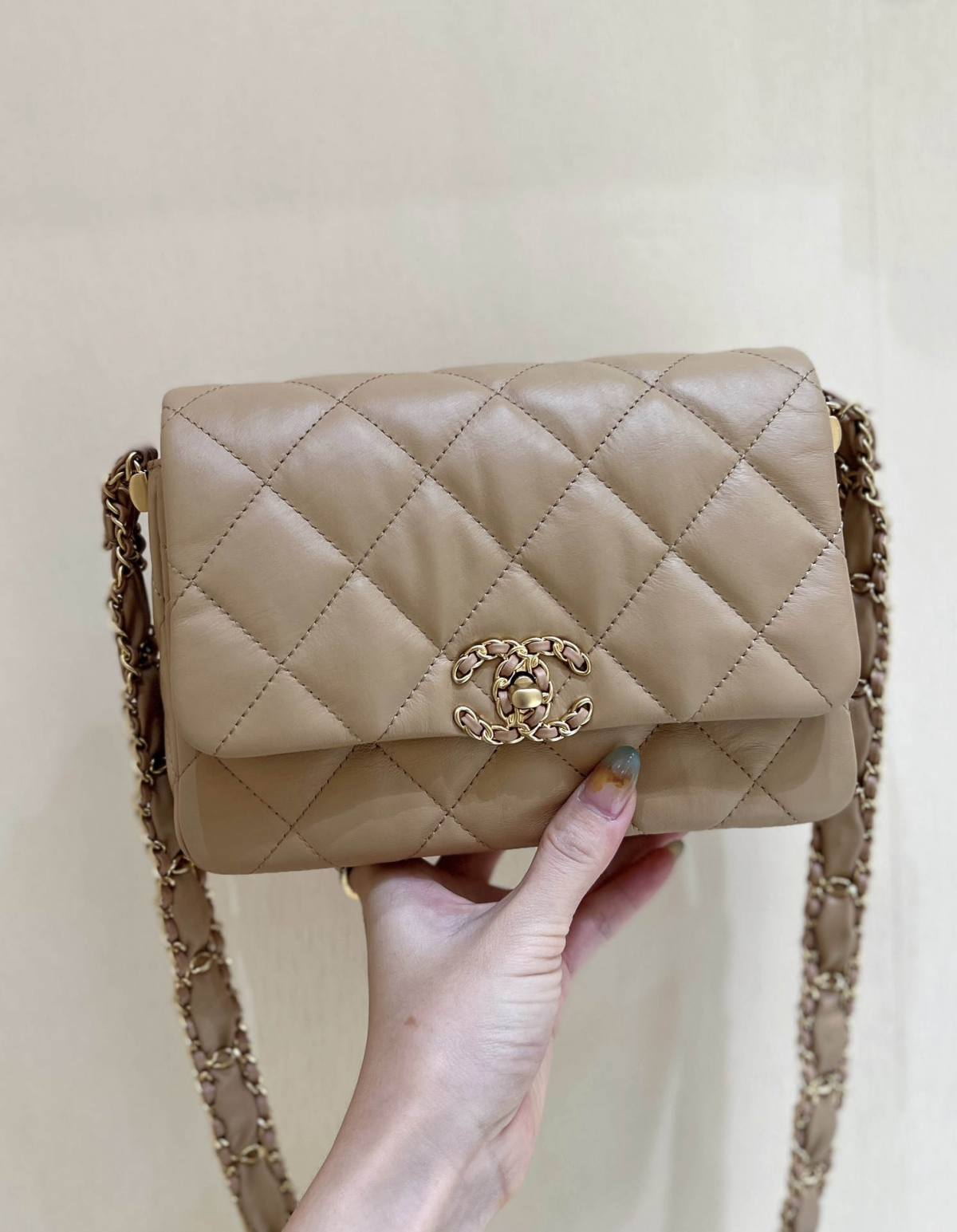 Ellebag’s Exquisite Replica: The Beige Lambskin Chanel Bag with Wide Shoulder Strap and Gold Hardware(2024 Dec Updated)-Best Quality Fake Louis Vuitton Bag Online Store, Replica designer bag ru