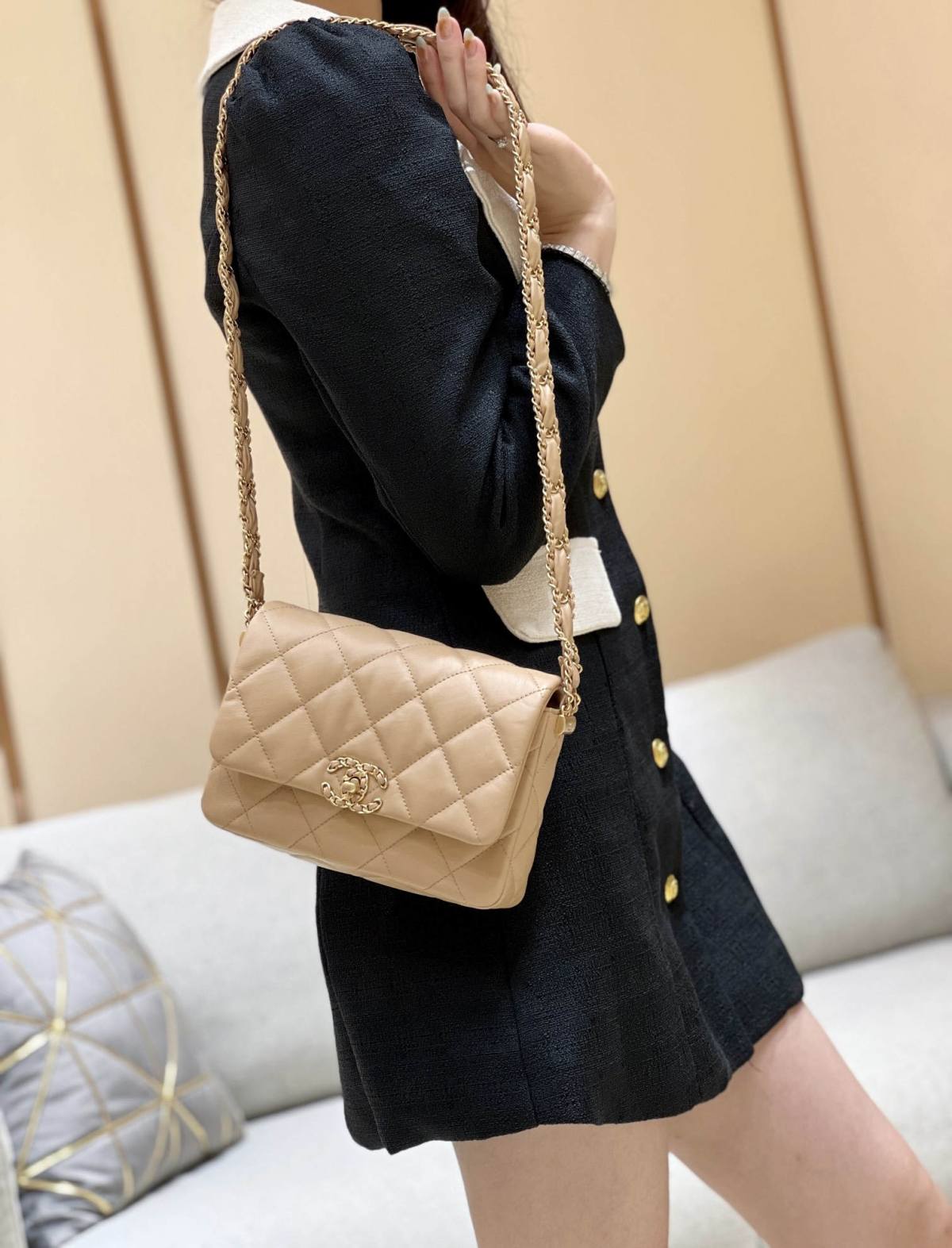 Ellebag’s Exquisite Replica: The Beige Lambskin Chanel Bag with Wide Shoulder Strap and Gold Hardware(2024 Dec Updated)-Best Quality Fake Louis Vuitton Bag Online Store, Replica designer bag ru