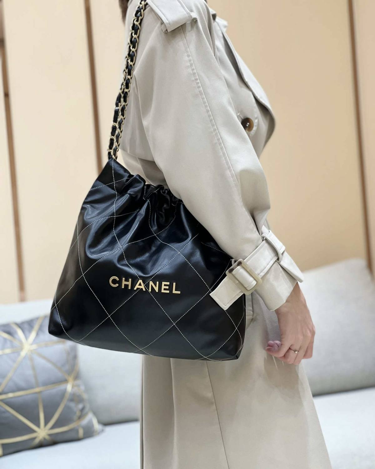 Ellebag’s Exquisite Replica: The Black Calfskin Chanel 22 Handbag AS3260 with Gold Hardware(2024 Dec Updated)-Labākās kvalitātes viltotās Louis Vuitton somas tiešsaistes veikals, dizaineru somas kopija ru