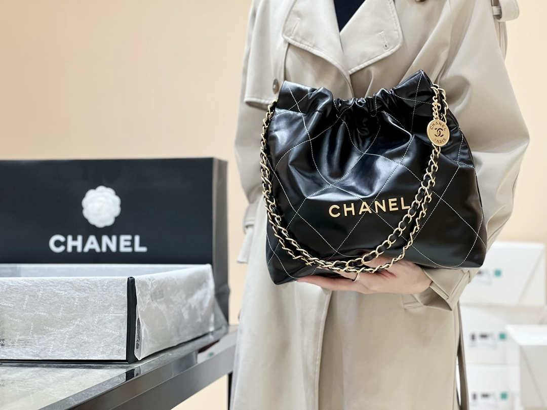 Ellebag’s Exquisite Replica: The Black Calfskin Chanel 22 Handbag AS3260 with Gold Hardware(2024 Dec Updated)-Labākās kvalitātes viltotās Louis Vuitton somas tiešsaistes veikals, dizaineru somas kopija ru