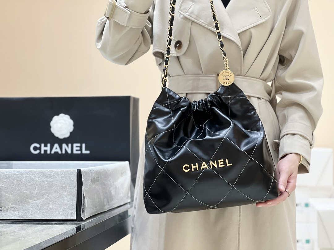 Ellebag’s Exquisite Replica: The Black Calfskin Chanel 22 Handbag AS3260 with Gold Hardware(2024 Dec Updated)-Labākās kvalitātes viltotās Louis Vuitton somas tiešsaistes veikals, dizaineru somas kopija ru