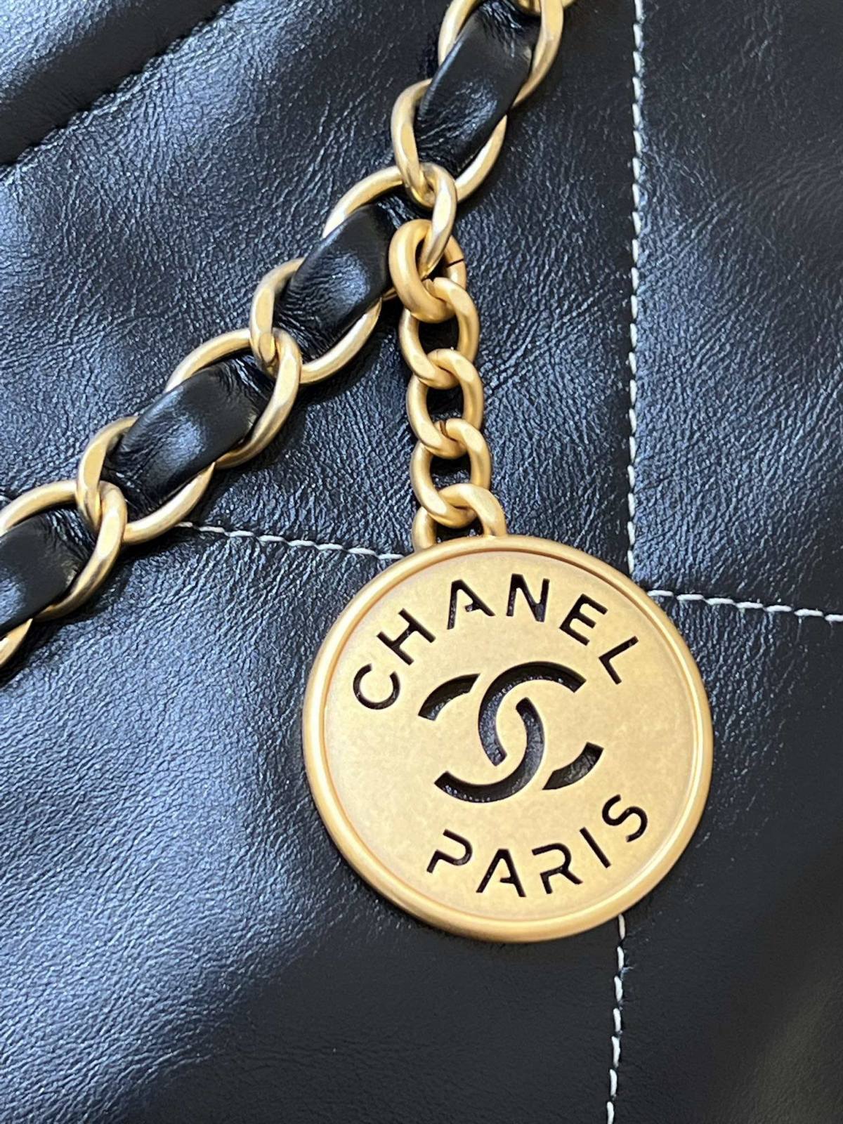 Ellebag’s Exquisite Replica: The Black Calfskin Chanel 22 Handbag AS3260 with Gold Hardware(2024 Dec Updated)-Labākās kvalitātes viltotās Louis Vuitton somas tiešsaistes veikals, dizaineru somas kopija ru