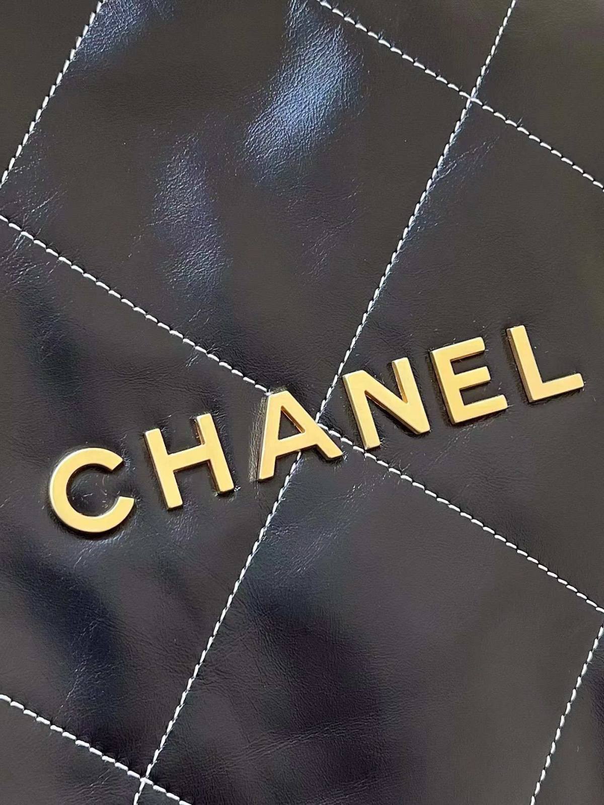 Ellebag’s Exquisite Replica: The Black Calfskin Chanel 22 Handbag AS3260 with Gold Hardware(2024 Dec Updated)-Labākās kvalitātes viltotās Louis Vuitton somas tiešsaistes veikals, dizaineru somas kopija ru