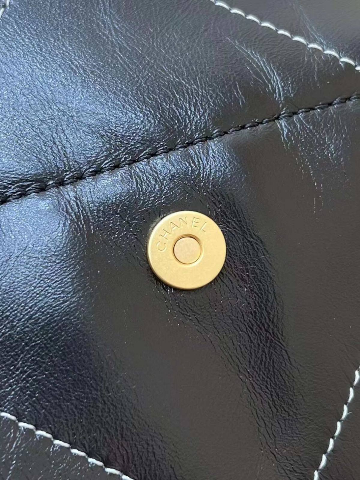 Ellebag’s Exquisite Replica: The Black Calfskin Chanel 22 Handbag AS3260 with Gold Hardware(2024 Dec Updated)-Labākās kvalitātes viltotās Louis Vuitton somas tiešsaistes veikals, dizaineru somas kopija ru