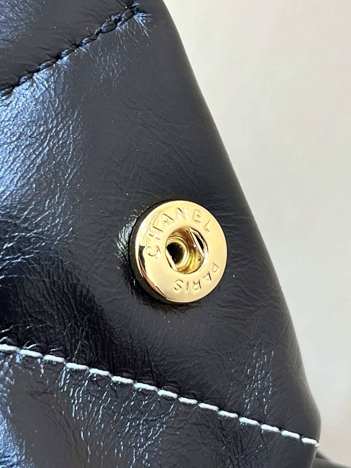 Ellebag’s Exquisite Replica: The Black Calfskin Chanel 22 Handbag AS3260 with Gold Hardware(2024 Dec Updated)-Labākās kvalitātes viltotās Louis Vuitton somas tiešsaistes veikals, dizaineru somas kopija ru